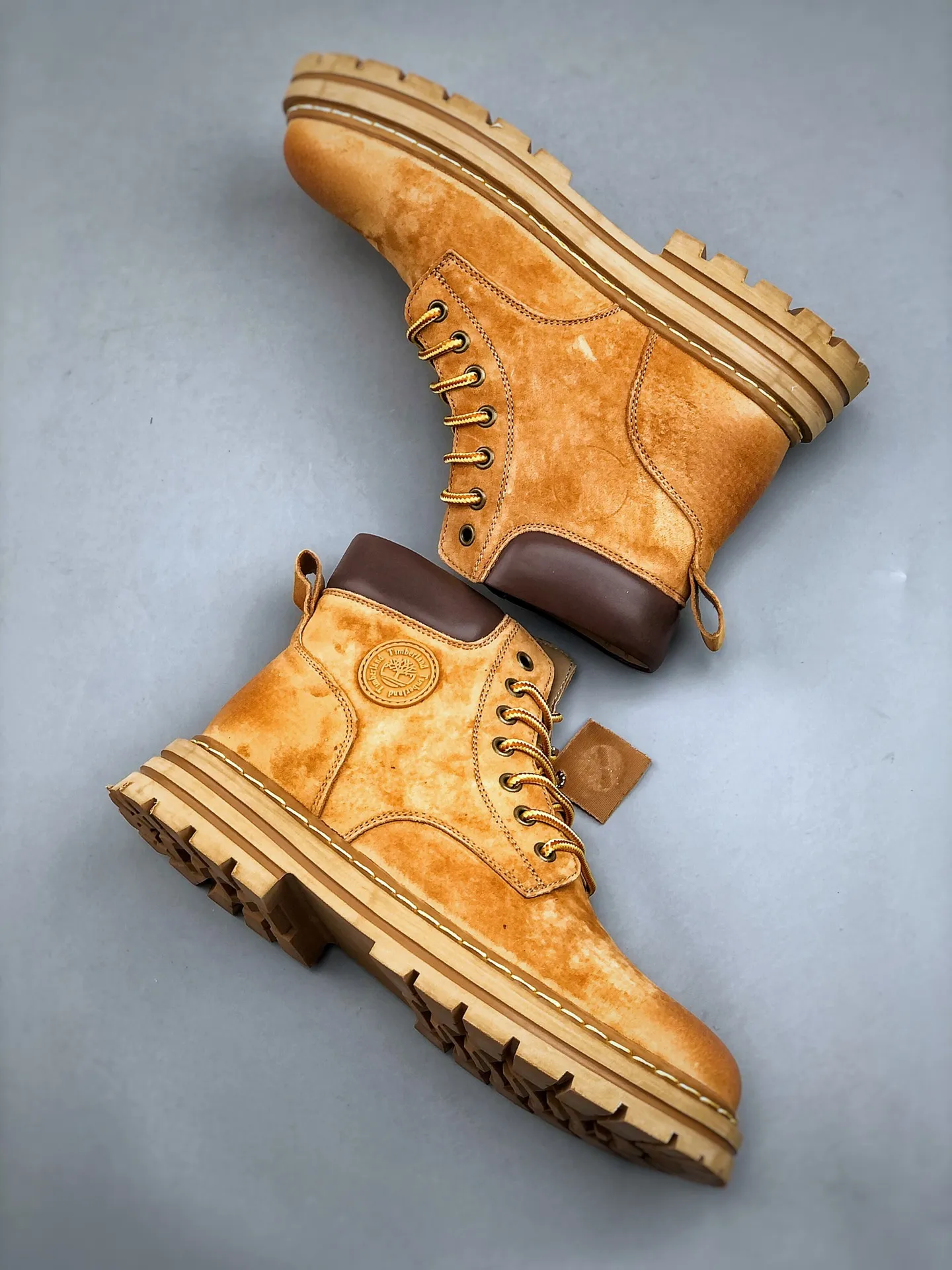 Local 💰560 core recommendation, good price, new goods 🚀Timberland Timberland/Timberland outdoor high-top casual rhubarb boots series #Guangdong Dachang quality original box original packaging #25ss new fashion trend matching The fabric is made of Italian 🇮🇹 top frosted fine-grained cowhide with anti-odor and anti-corrosion genuine leather latex insoles. The outsole and hardware are all made from OEM raw materials. The same process as the original Goodyear never-opening process Good products do not kill pigs. The quality of the first order is strictly controlled. Exclusively released on the entire network. The quality is beyond doubt. The whole set of official website unified packaging gives you a perfect wearing experience. The quality is exquisite and durable. A must-have for sportsmen. Specially designed to prevent handsomeness. High-quality and first-class foot feel. This winter, it is specially used for cold protection and outdoor use. Daily casual matching. Size: 39 40 41 42 43 44 (leather shoe size)